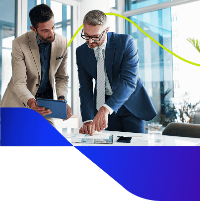 Três pessoas conversando enquanto olham para o computador