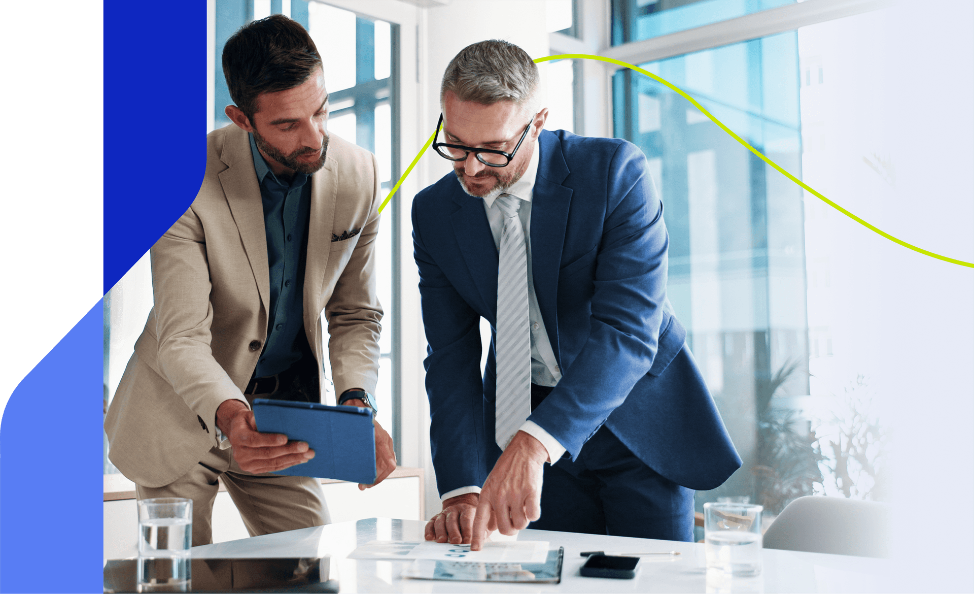 Três pessoas conversando enquanto olham para o computador