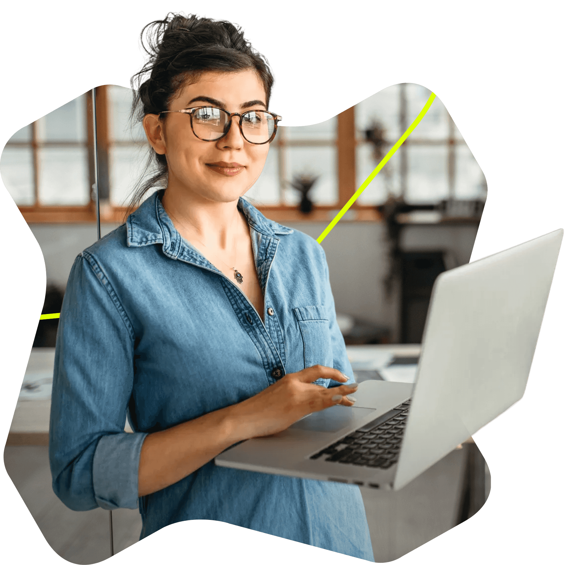 Uma mulher segurando um notebook